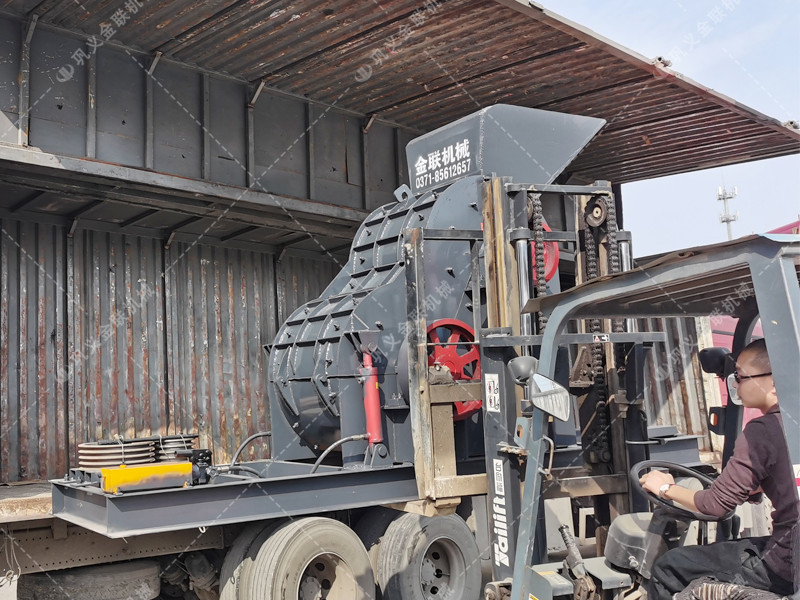 中型雙級粉碎機(jī)設(shè)備發(fā)貨圖片