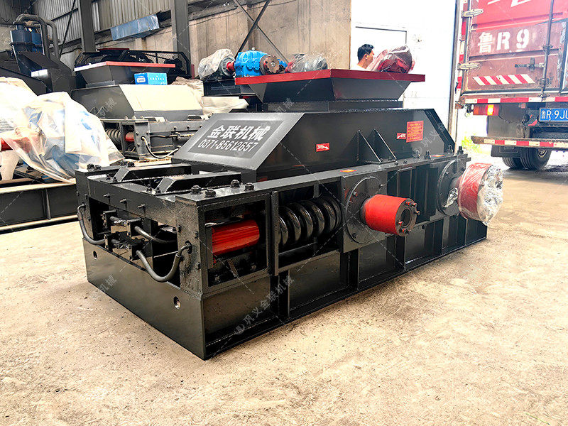 2PG800x600對輥破碎機(jī)發(fā)往貴州貴陽破碎鵝卵石