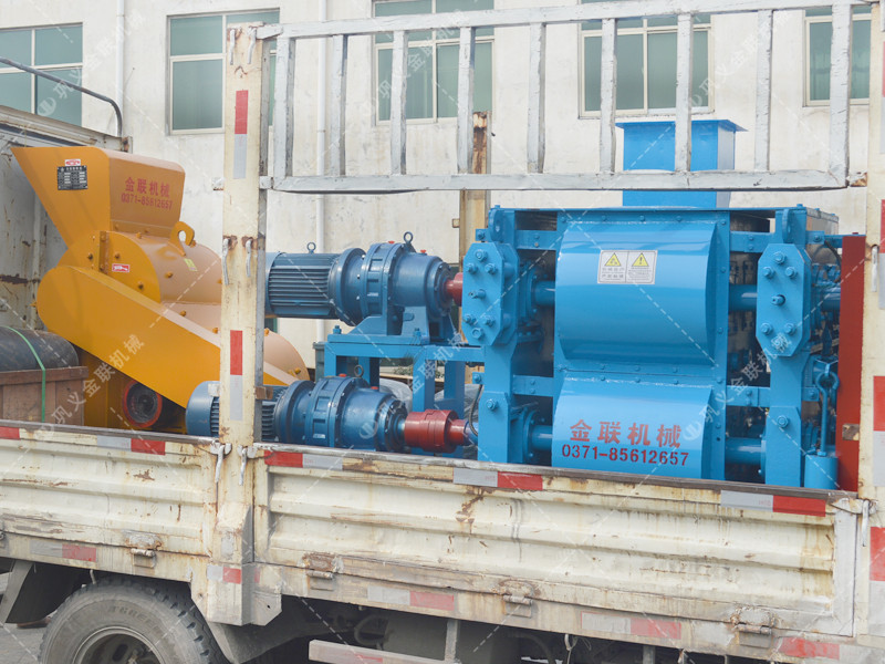 四輥破碎機和雙級粉碎機發(fā)往內(nèi)蒙古破碎煤炭