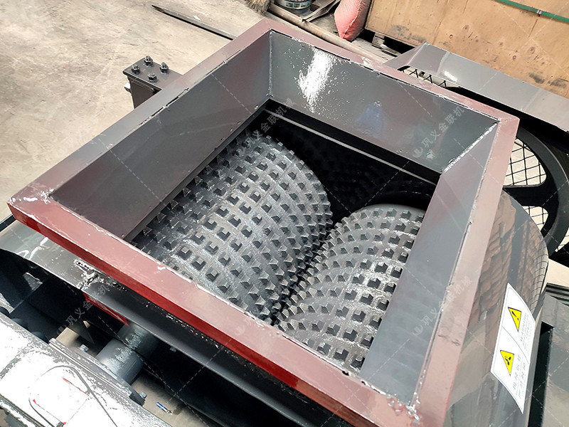 2PGC400X250小型雙齒輥破碎機發往江蘇徐州破碎玻璃