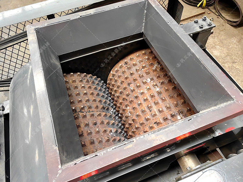 2PGC450X500雙齒輥破碎機(jī)發(fā)往湖南婁底破碎冰塊