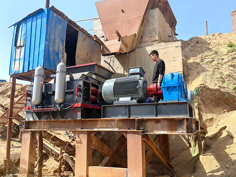 四川綿陽鵝卵石生產(chǎn)線現(xiàn)場-1210連軸對(duì)輥破碎機(jī)