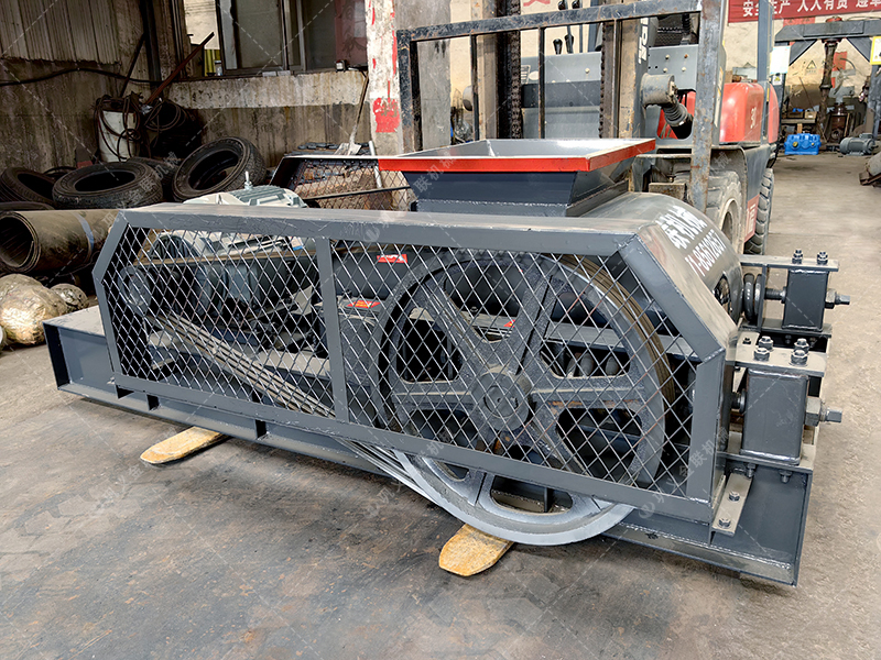 大塊煤矸石直接喂料會(huì)損壞設(shè)備？狼牙齒輥為何敢承諾'來者不拒'？