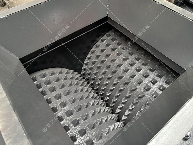 大塊煤矸石直接喂料會(huì)損壞設(shè)備？狼牙齒輥為何敢承諾'來者不拒'？