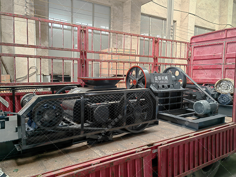 大塊煤矸石直接喂料會(huì)損壞設(shè)備？狼牙齒輥為何敢承諾'來者不拒'？